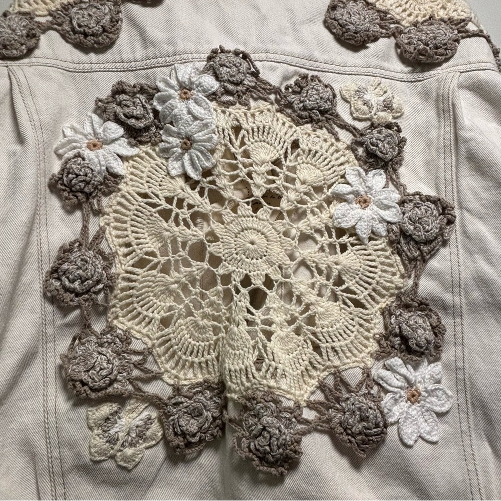 NWT Free People Bali Rare Hearts Crochet Embroidered Flower Beige Denim Jacket M - Picture 11 of 11